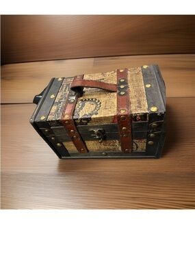 Small storage case